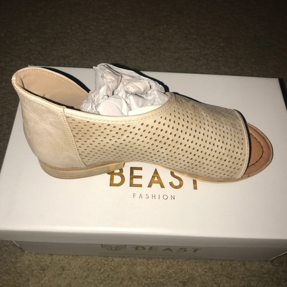 Beast size 6 asymmetrical sandals new in box - Picture 4 of 4